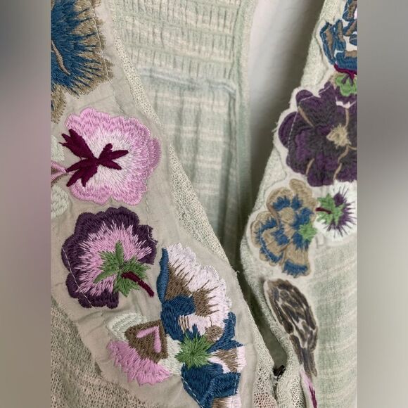 FREE PEOPLE: Woven Flower Embroidered Sleeveless V Neck Top in Mint Green. Sz L - Picture 6 of 10